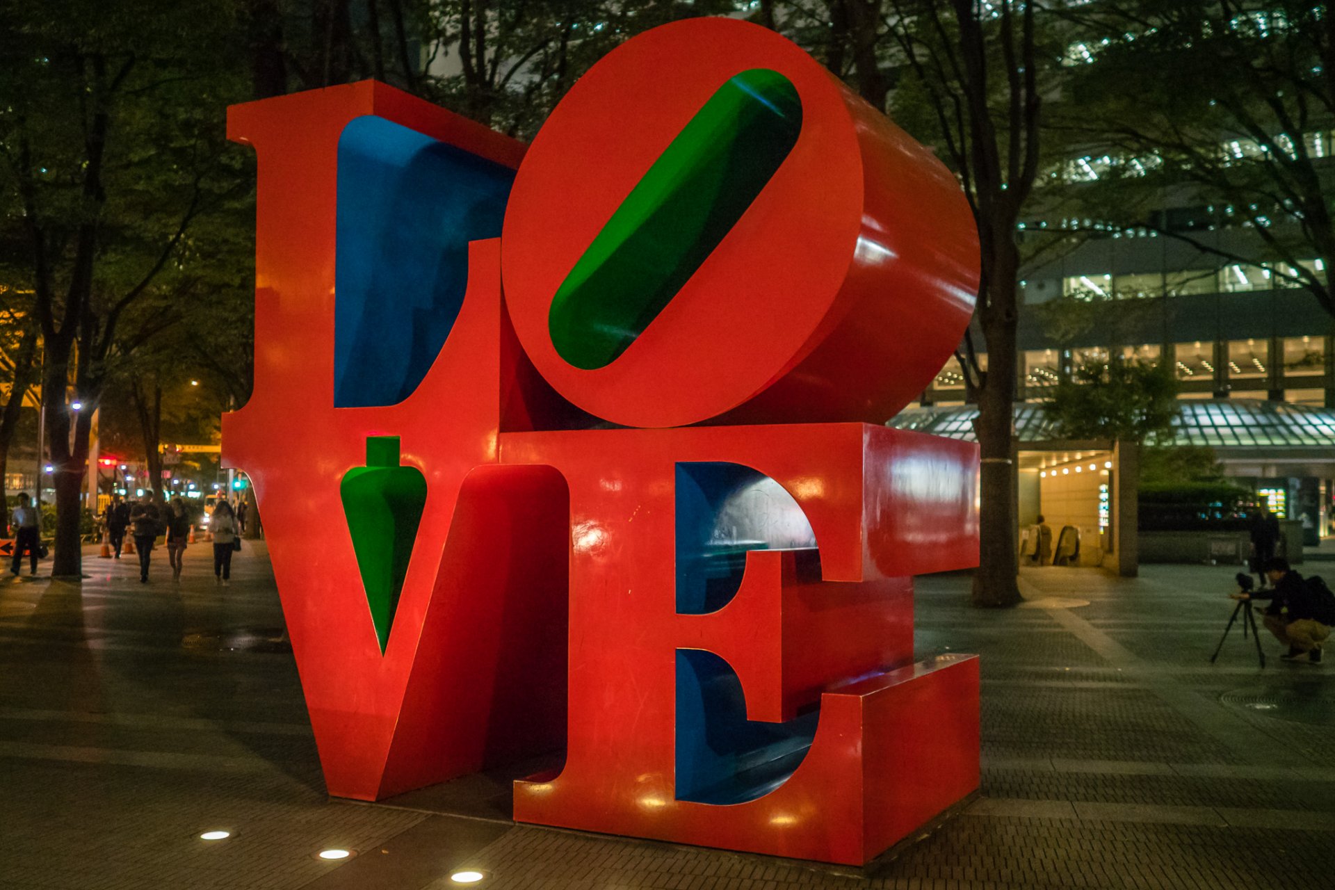 Love_Sculpture_Shinjuku.jpg